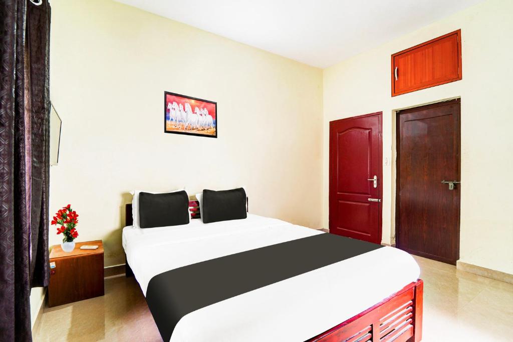 Postel nebo postele na pokoji v ubytování Super Hotel O Nettoor Near Lakeshore Hospital