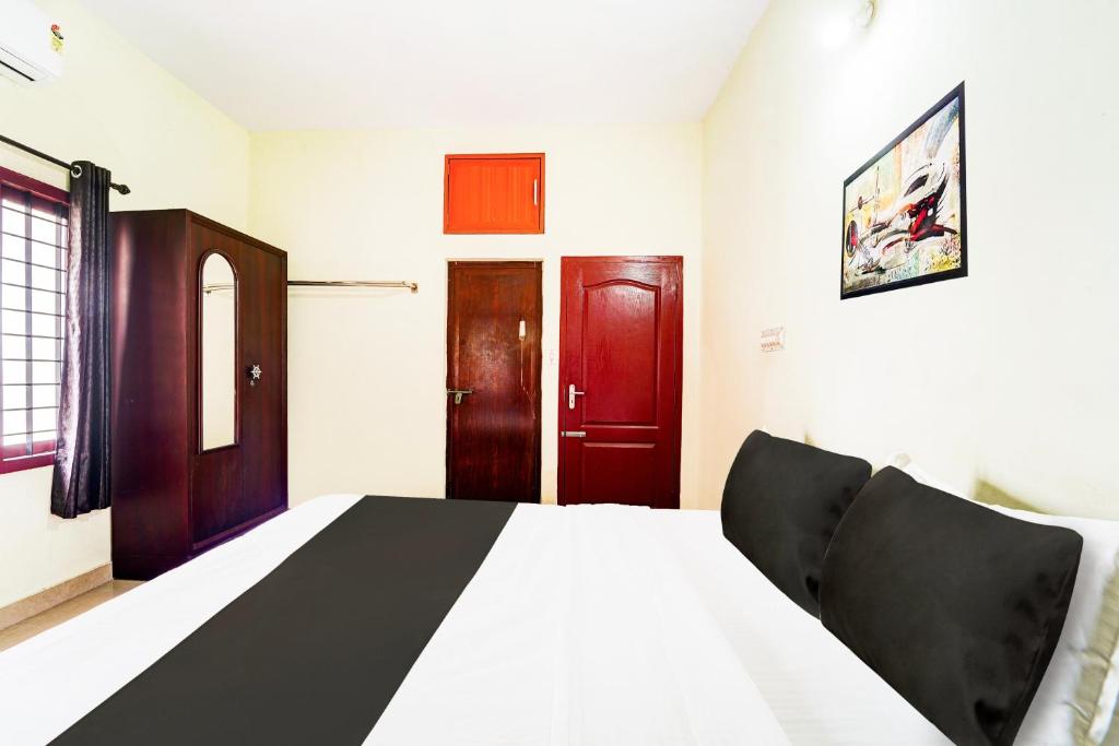 Postel nebo postele na pokoji v ubytování Super Hotel O Nettoor Near Lakeshore Hospital