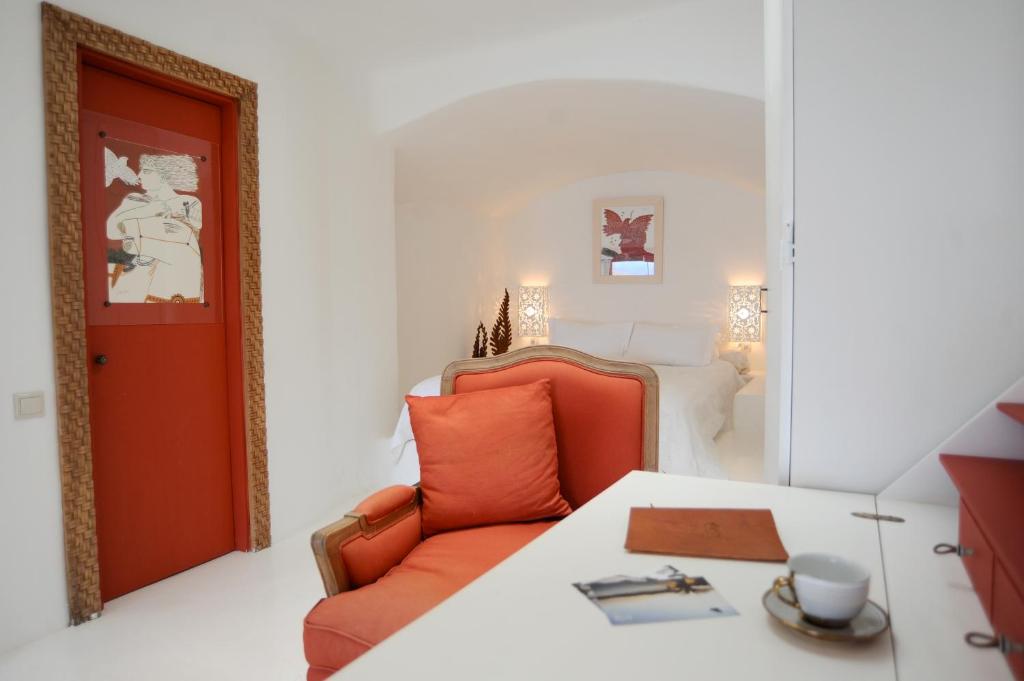 Postel nebo postele na pokoji v ubytování Aigis Suites Kea