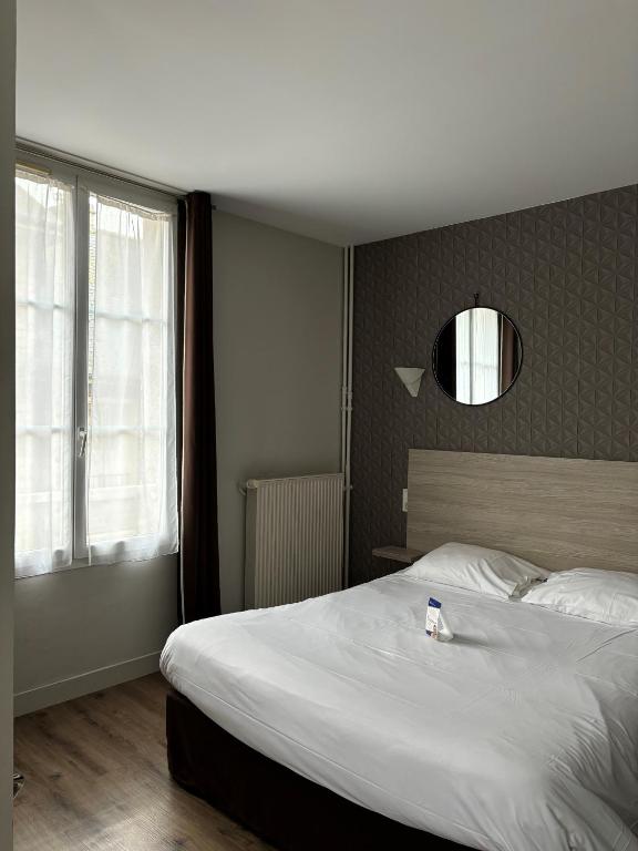 Postel nebo postele na pokoji v ubytování LOGIS -Hotel & Restaurant de la Place