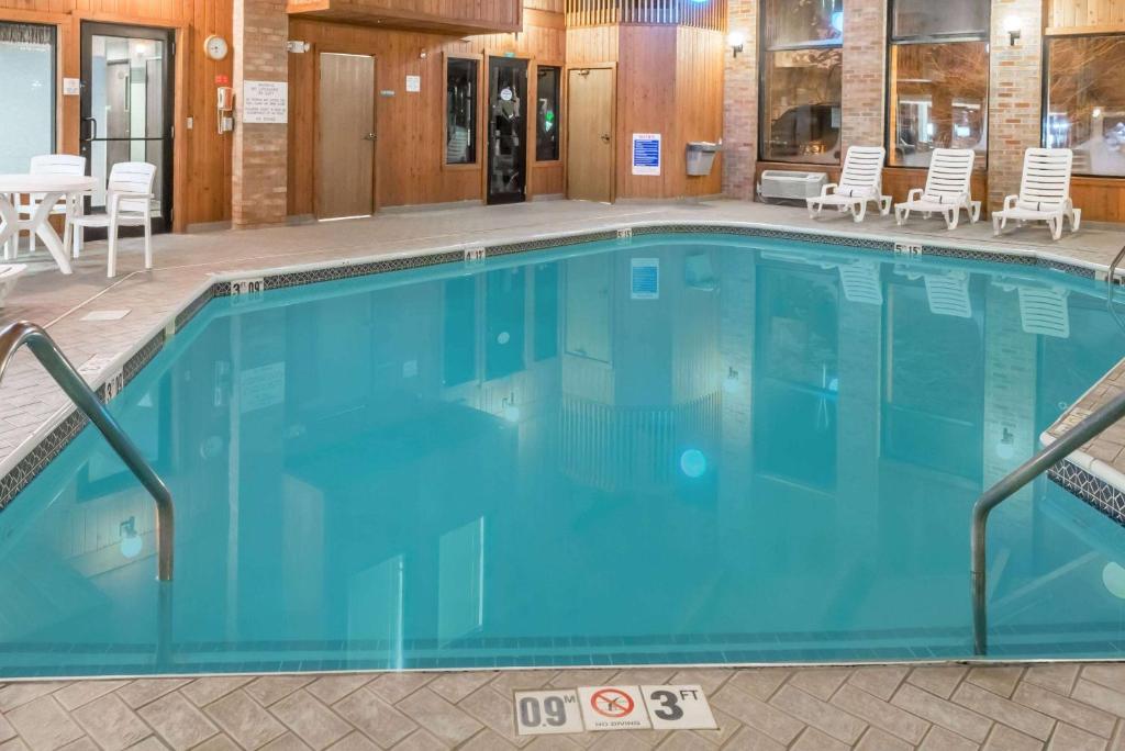 une grande piscine avec de l'eau bleue dans une chambre d'hôtel dans l'établissement Baymont by Wyndham Cambridge, à Cambridge