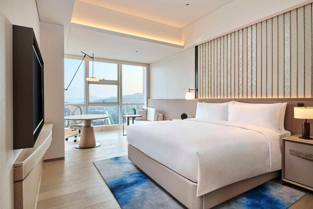 Postel nebo postele na pokoji v ubytování DoubleTree by Hilton Zhuhai Hengqin