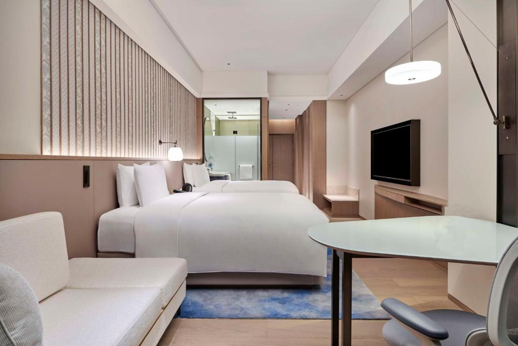 Postel nebo postele na pokoji v ubytování DoubleTree by Hilton Zhuhai Hengqin