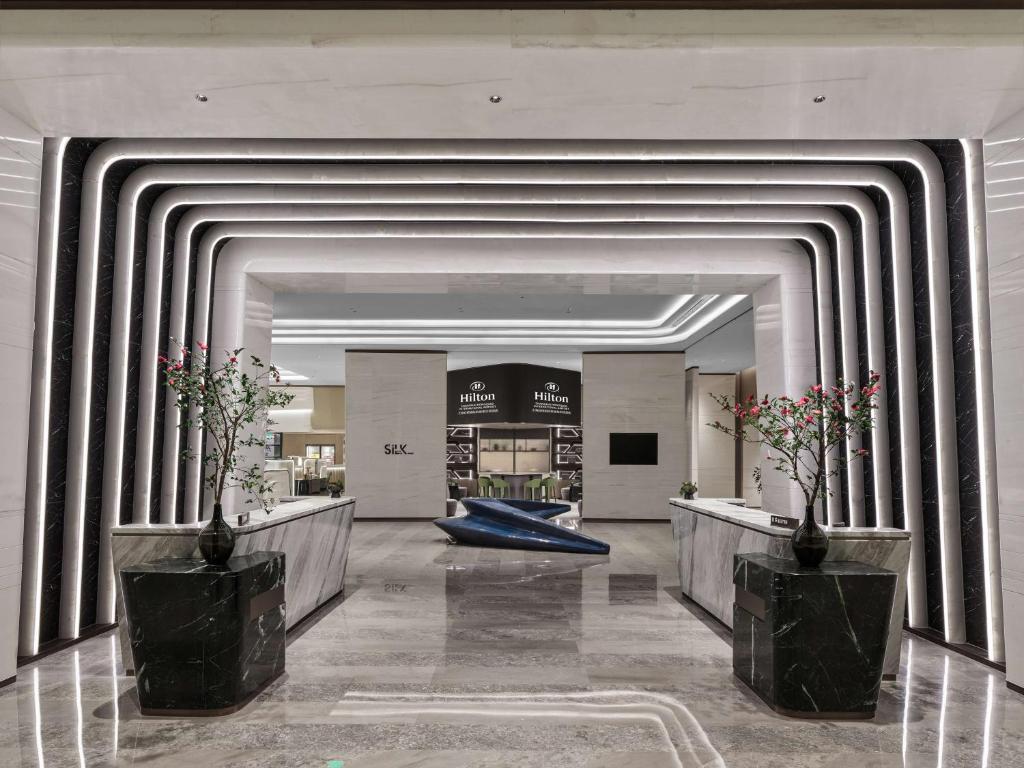a hallway in a building with a store at Hilton Shanghai Hongqiao International Airport in Shanghai