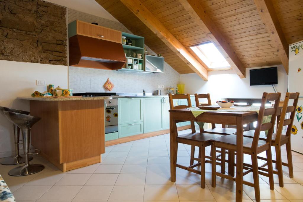 a kitchen with a table and chairs in a room at Casa Buonaiuto in Castellabate