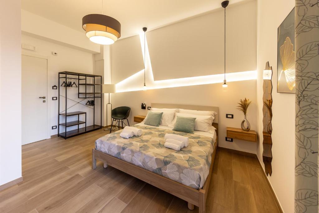 卡塔尼亚Armony Luxury Suites的房间里有一张大床的卧室