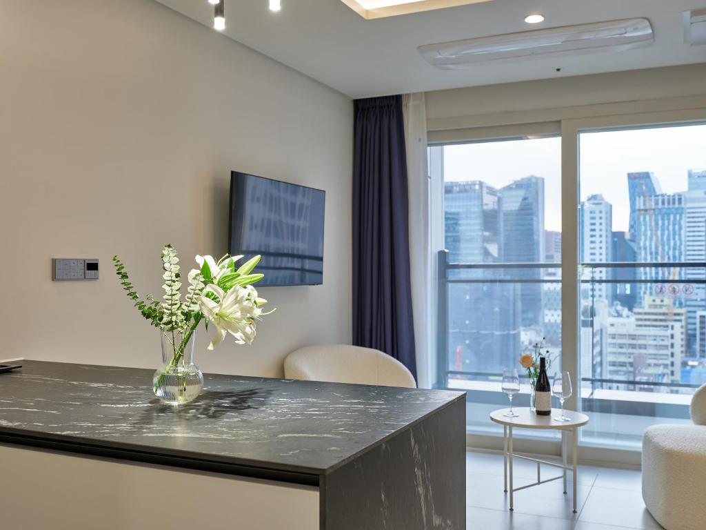 TV a/nebo společenská místnost v ubytování Hotel The Botanik Sewoon Myeongdong