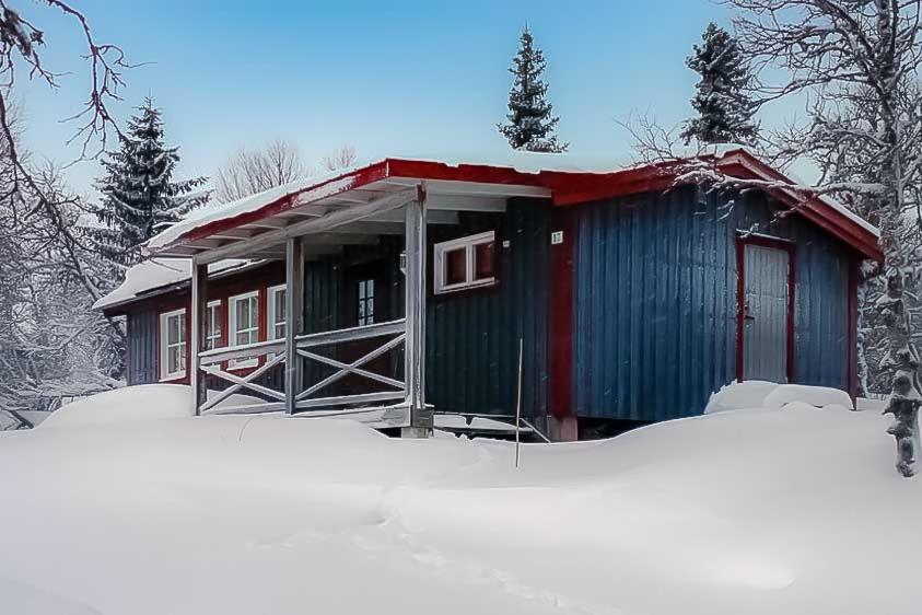 eine kleine Hütte im Schnee mit Schnee um sie herum in der Unterkunft Trysilfjellet Nord 1017 in Trysil