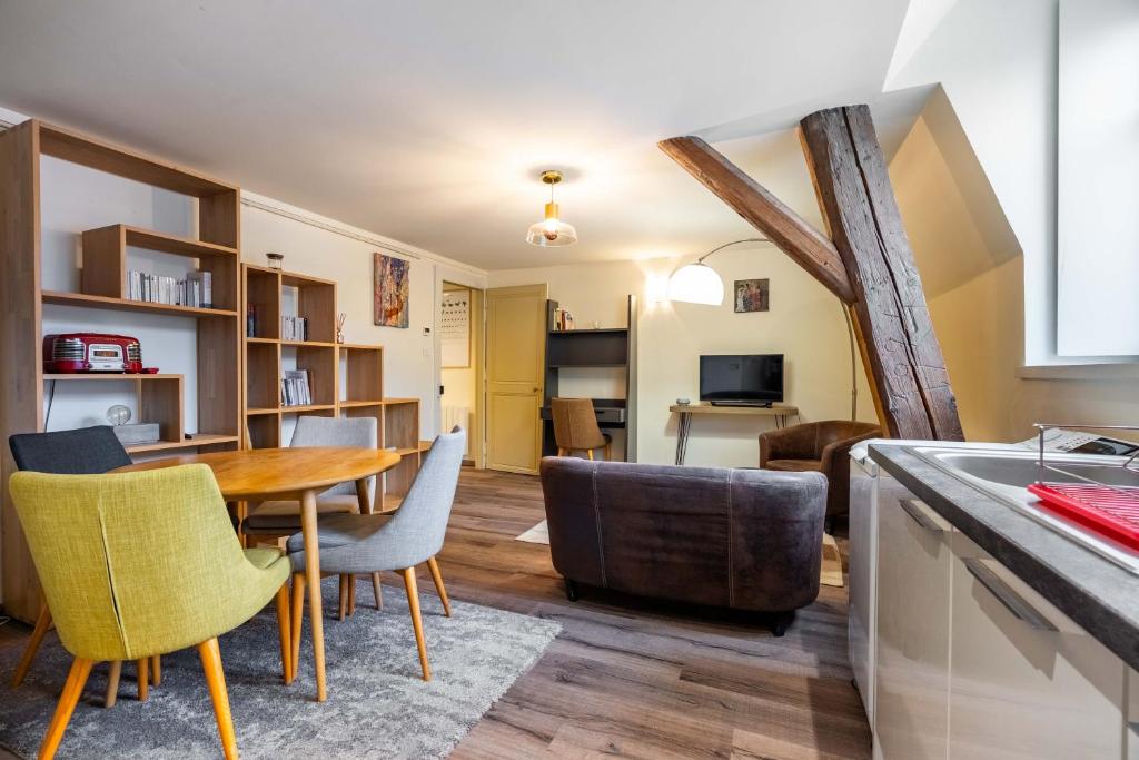 une salle à manger et un salon avec une table et des chaises dans l'établissement Le Coquet de Saint-Epvre - En centre-ville, à Nancy