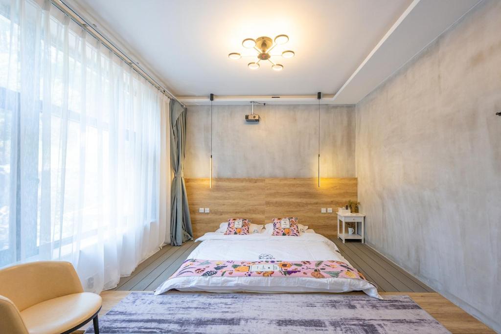 Ein Bett oder Betten in einem Zimmer der Unterkunft Mutianyu Great Wall Jingshan First House Boutique B&B