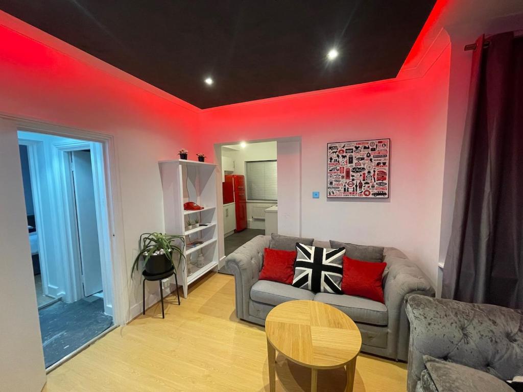 sala de estar con luces rojas en el techo en Stylish 1 bedroom Flat Brixton, en Londres