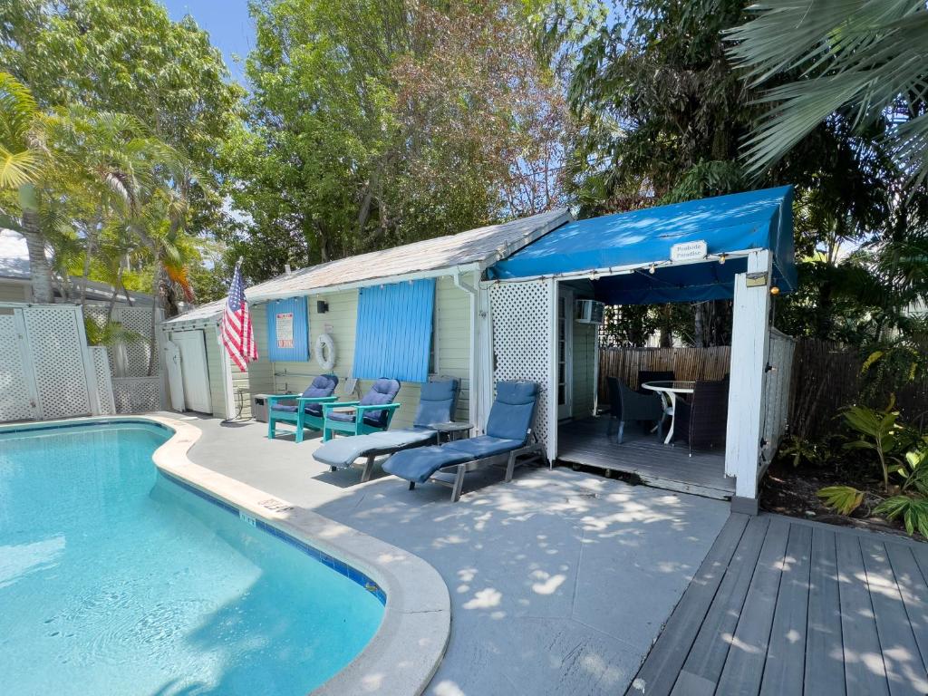 Bazén v ubytování Poolside Paradise Tropical Village nebo v jeho okolí