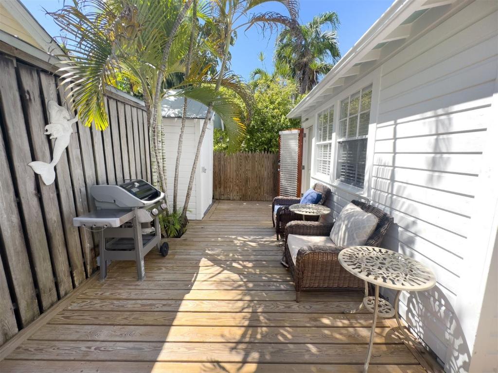 een patio met stoelen en tafels op een huis bij Orange Blossom Suite Conch Republic Cottage in Key West