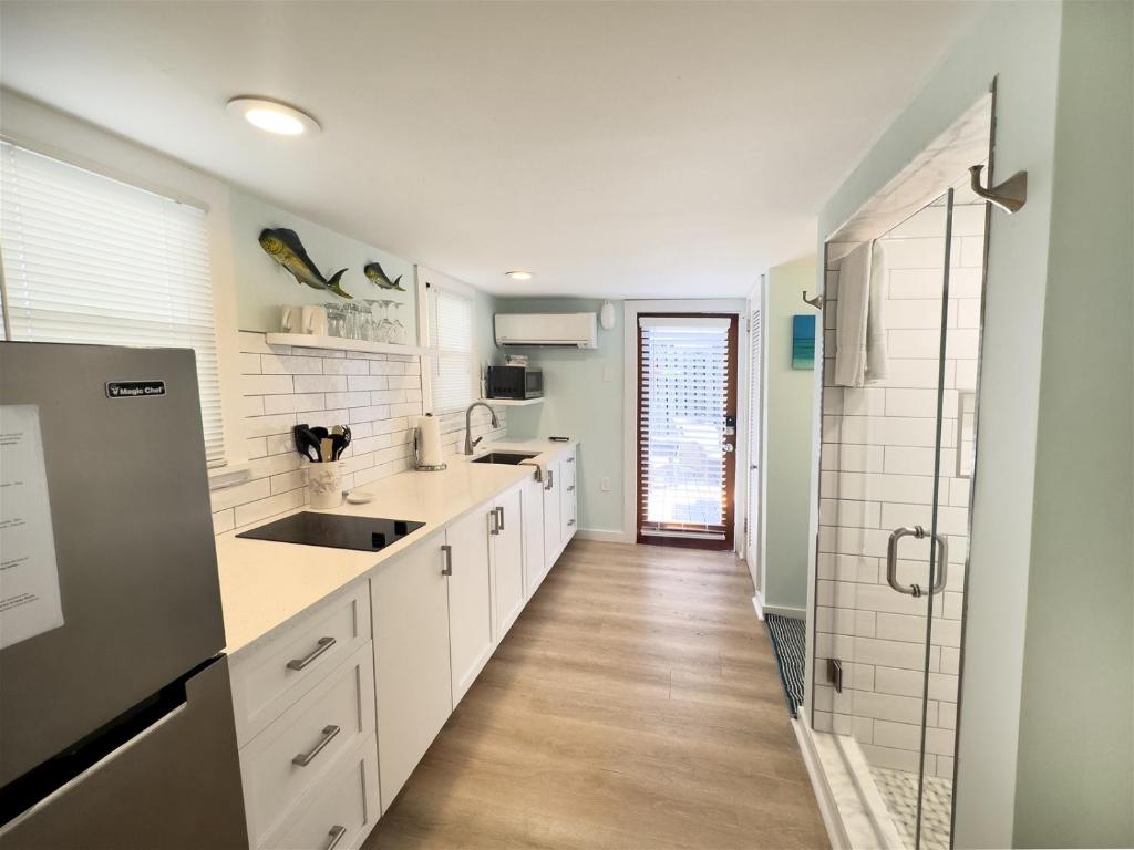 Kuchyň nebo kuchyňský kout v ubytování Deckside Suite Conch Republic Cottage