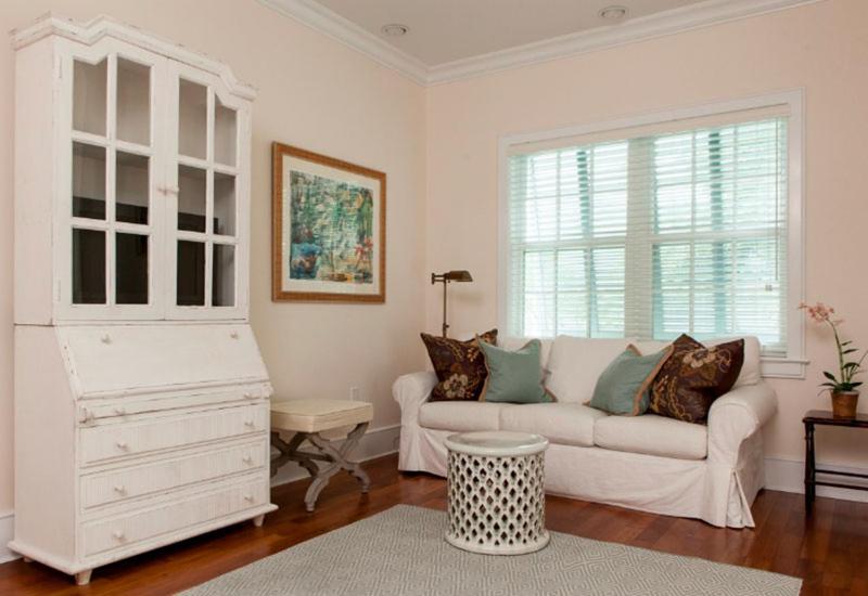 Una sala de estar con un sofá blanco y una ventana grande. en Windsor Townhomes 4, en Key West
