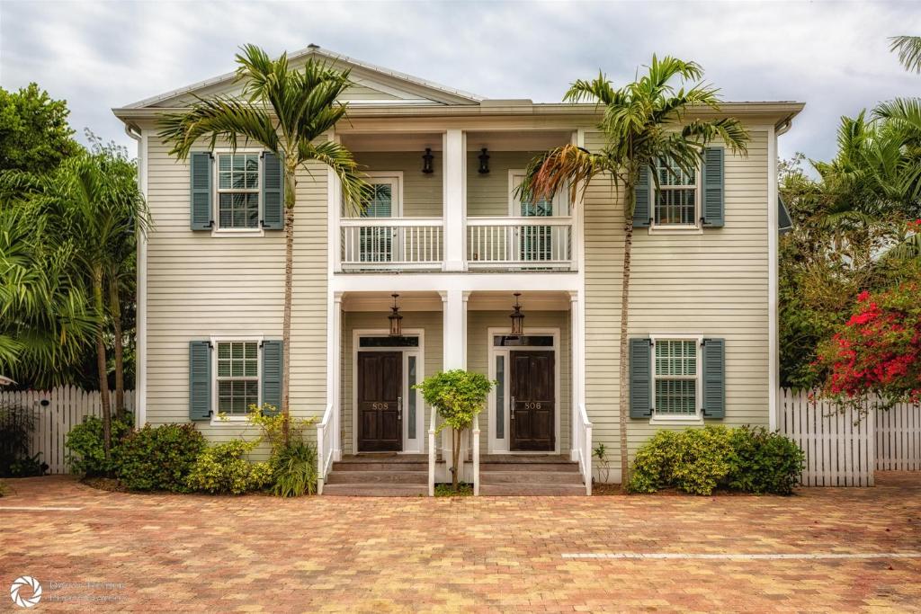 una casa con palmeras delante en Windsor Townhomes 5, en Key West