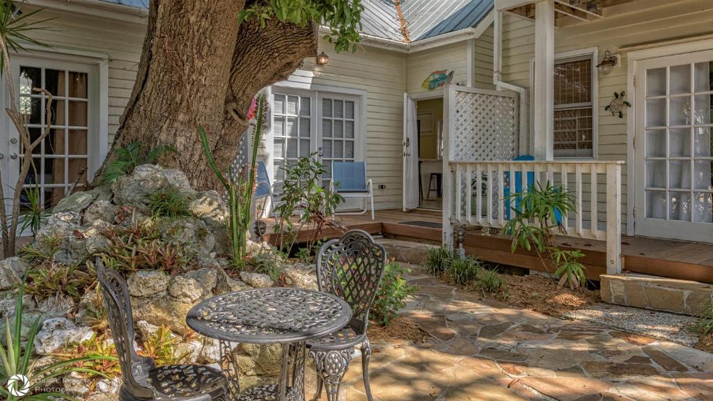 Κήπος έξω από το Hidden Oasis Colony