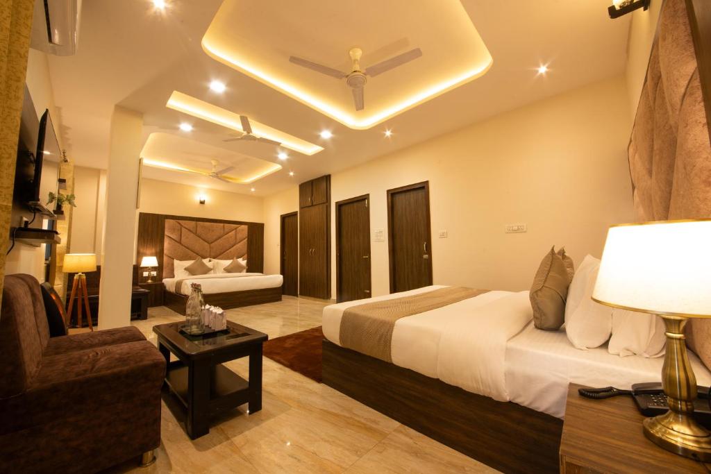 Postel nebo postele na pokoji v ubytování Perfectstayz Dhruv Nanda near Haridwar Railway Station