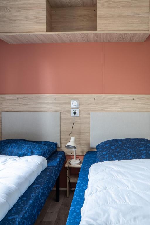 Postel nebo postele na pokoji v ubytování Chalet Trigano 1-6 pers- 3 slaapk- 2 badk- Berging- Inchecken al vanaf 13 uur