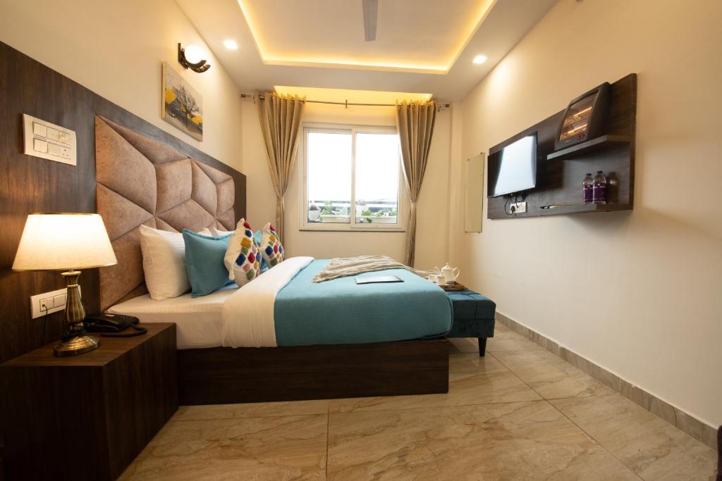 TV a/nebo společenská místnost v ubytování Perfectstayz Dhruv Nanda near Haridwar Railway Station