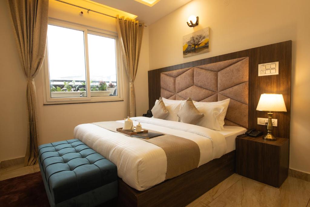 Postel nebo postele na pokoji v ubytování Perfectstayz Dhruv Nanda near Haridwar Railway Station