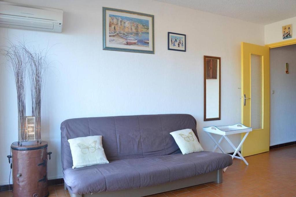 un salon avec un canapé violet et une table dans l'établissement Appart Studio cabine 4 couchages BANYULS SUR MER BN130-C117, à Banyuls-sur-Mer