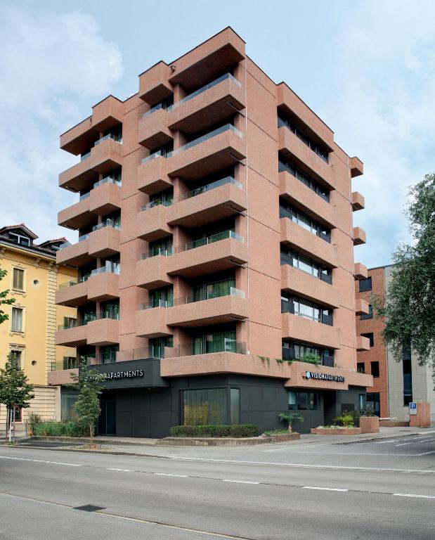 Un edificio alto sul lato di una strada di VISIONAPARTMENTS Lugano - contactless check-in a Lugano