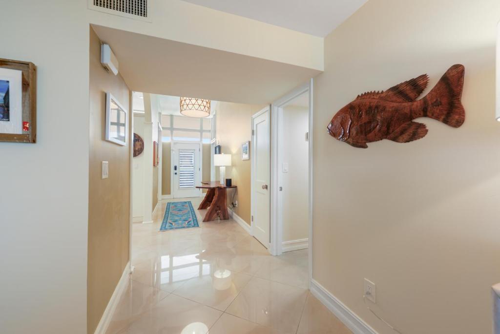 un couloir avec une chambre avec un poisson sur le mur dans l'établissement Beach Club Paradise Penthouse 401, à Key West