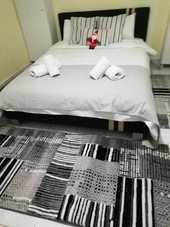 Postel nebo postele na pokoji v ubytování COZZY STUDIO IN NEA MAKRI