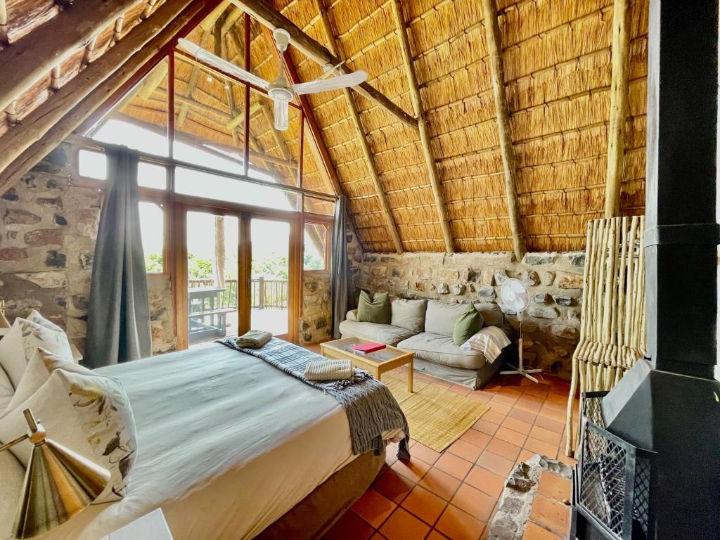 TV a/nebo společenská místnost v ubytování Tugela River Lodge