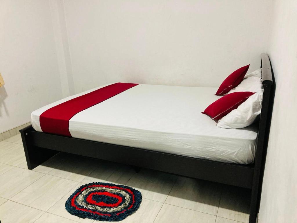Postel nebo postele na pokoji v ubytování Tunnel Side Hotel Ramboda