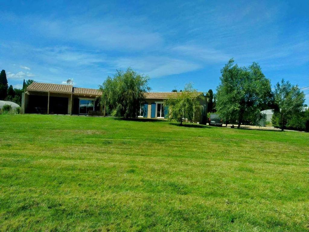 une maison avec un grand champ devant elle dans l'établissement Villa provençale en campagne, à Maillane