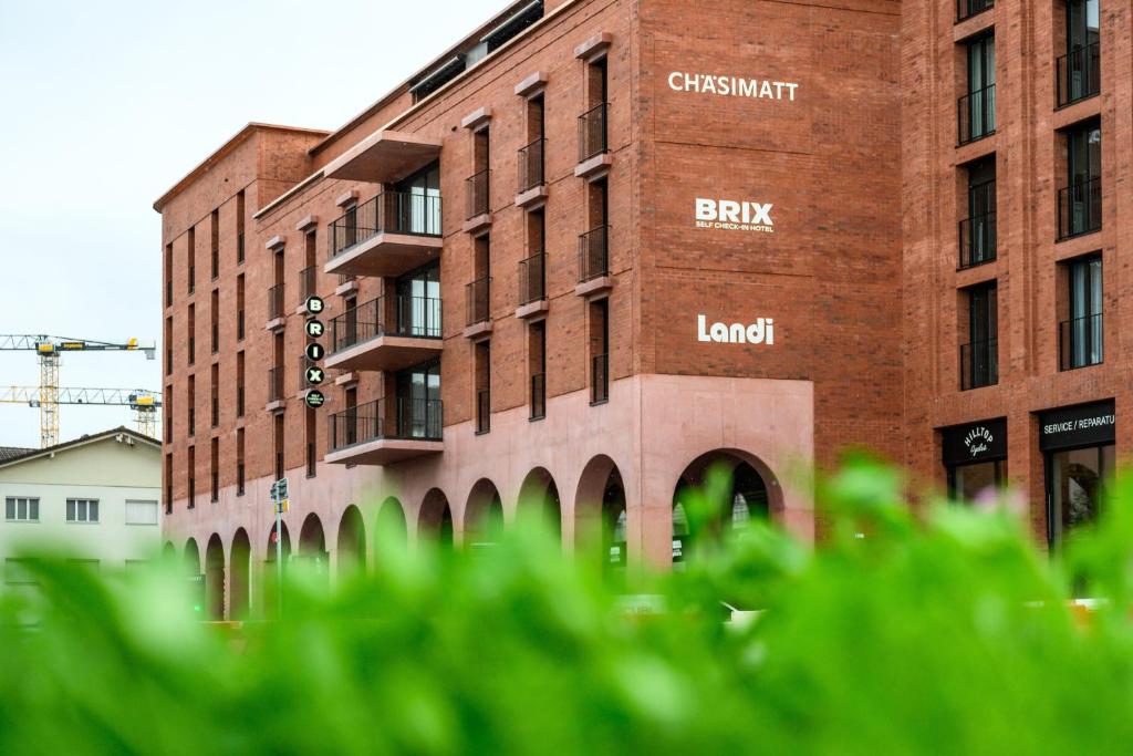 un edificio di mattoni con la scritta più ricca di mattoni di BRIX - Self Check-In Hotel a Risch-Rotkreuz