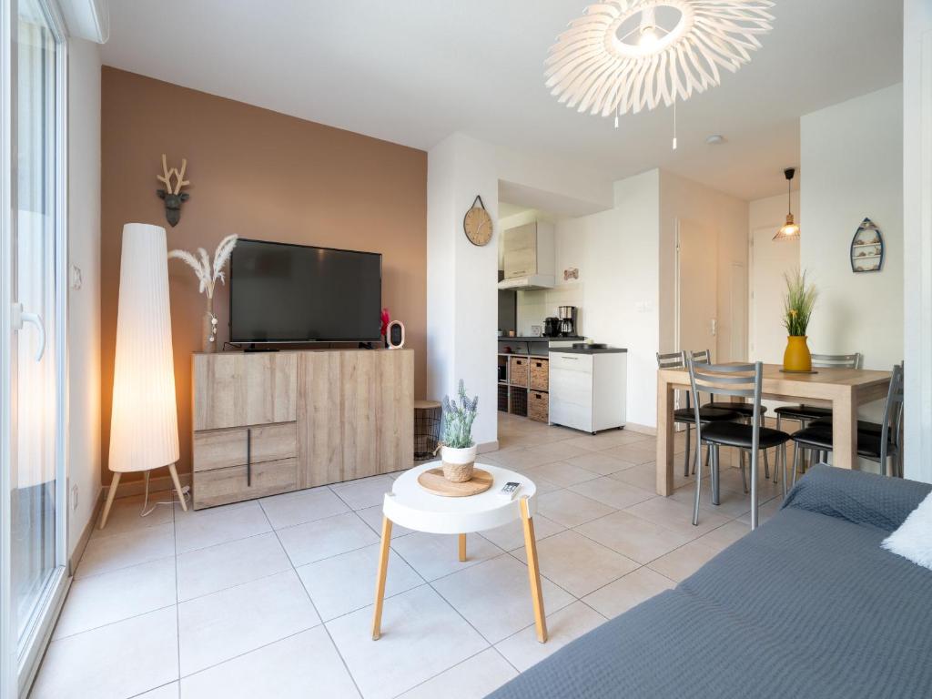 Il comprend un salon avec un lit, une table et une cuisine. dans l'établissement La Dune N 57 - Villa 3P6, à Sérignan