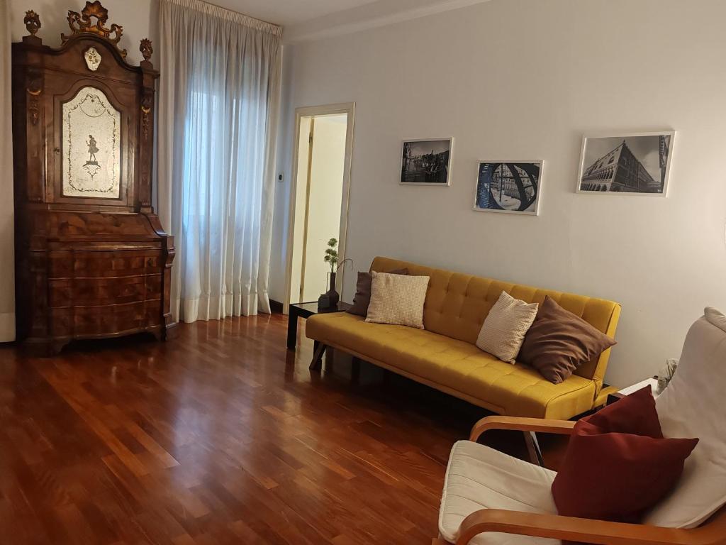 a living room with a couch and a grandfather clock at Ca Donzela in Venice