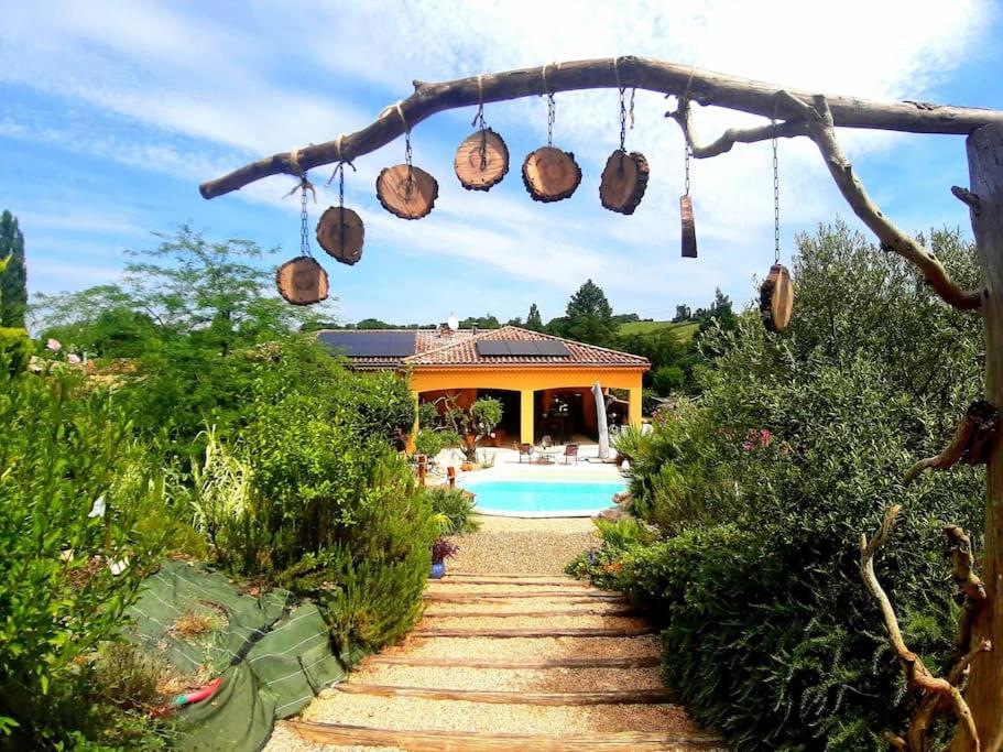 MontégutにあるGers habitationの庭園(スイミングプール付)