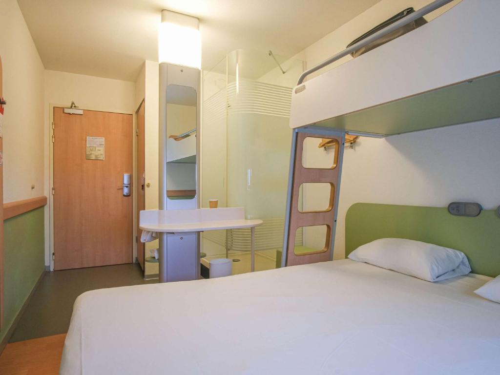 Postel nebo postele na pokoji v ubytování ibis budget Toulouse Aeroport