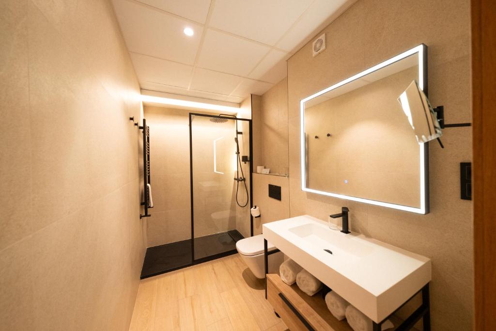 Koupelna v ubytování Hotel Petit Lacreu
