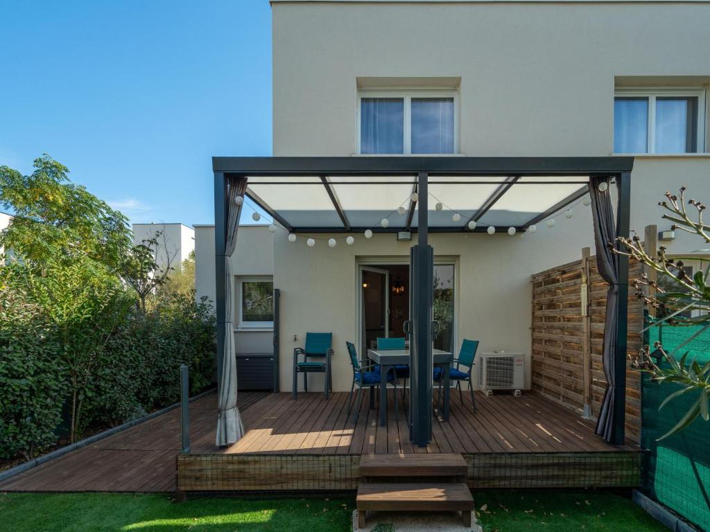 une terrasse avec une table et des chaises sur une maison dans l'établissement La Dune N 71 - Villa 4P6, à Sérignan