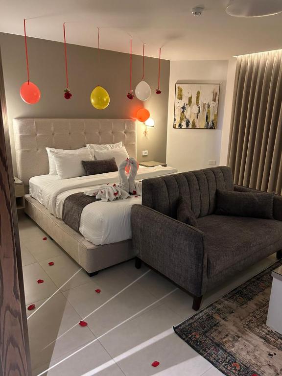 Postel nebo postele na pokoji v ubytování Red Carpet Hotel & Suites