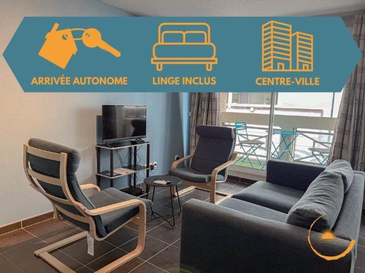 un salon avec un canapé, des chaises et une télévision dans l'établissement Sur les quais, Sète Centre-ville, à Sète