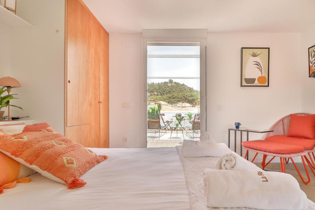 Posteľ alebo postele v izbe v ubytovaní C83 Cosy Penthouse With Terrace Old Town