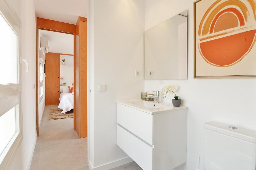 Posteľ alebo postele v izbe v ubytovaní C83 Cosy Penthouse With Terrace Old Town