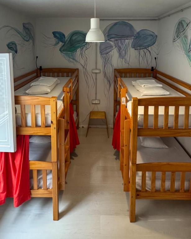 Postel nebo postele na pokoji v ubytování Tenerife Experience Hostel