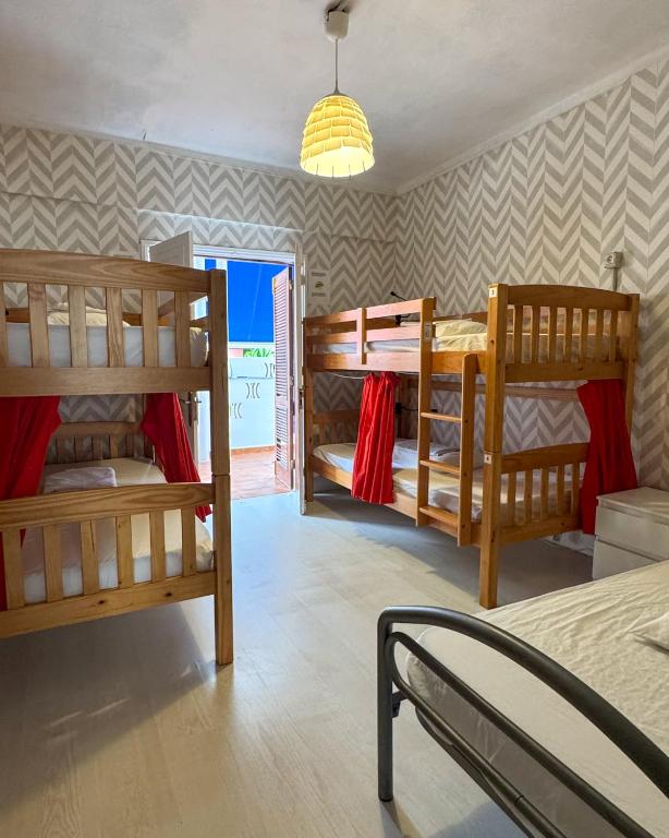 Postel nebo postele na pokoji v ubytování Tenerife Experience Hostel