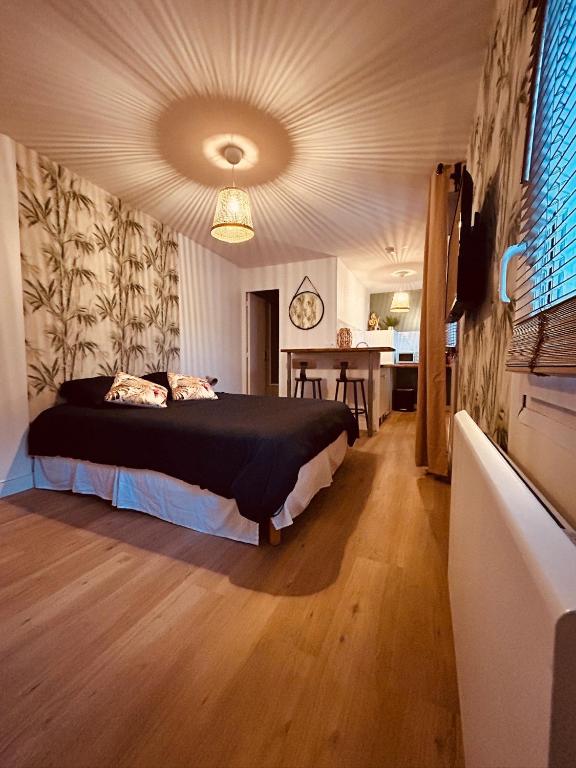 une chambre avec un lit et une table dans une pièce dans l'établissement Chez Jessica, au coeur de Chartres, à Chartres