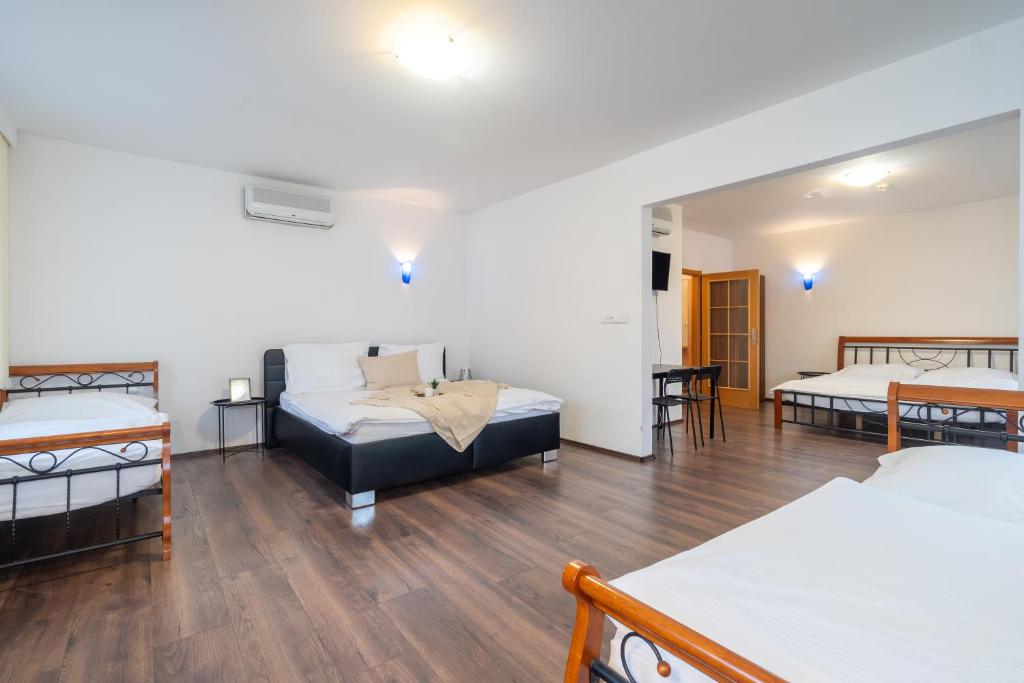 Postel nebo postele na pokoji v ubytování Hotel Garni Orlova