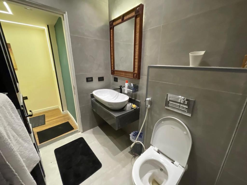 Koupelna v ubytování A Modern cozy 2 bedroom condo