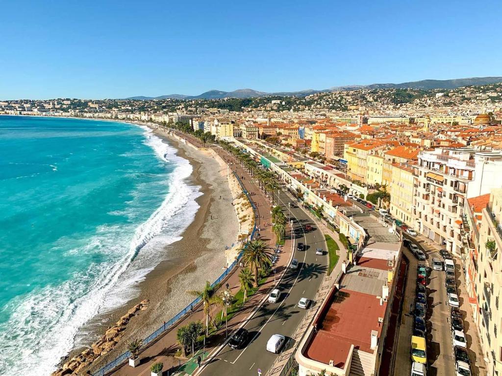une vue aérienne d'une plage avec des bâtiments et l'océan dans l'établissement Studio toit terrasse vue mer Sea View, à Nice