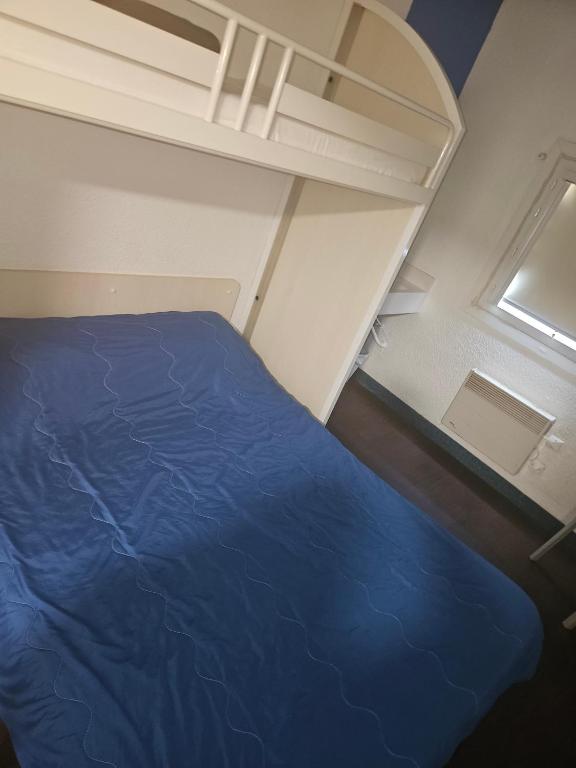 Postel nebo postele na pokoji v ubytování Hotel Class'Eco Carcassonne
